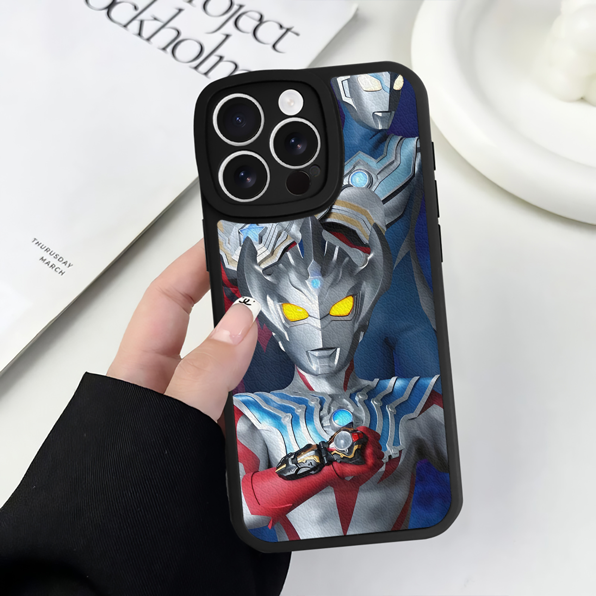（画像用） ウルトラマン Ultraman 【iPhone 16シリーズ対応】シリコンスマホケース（レザー調） 材質：シリコン